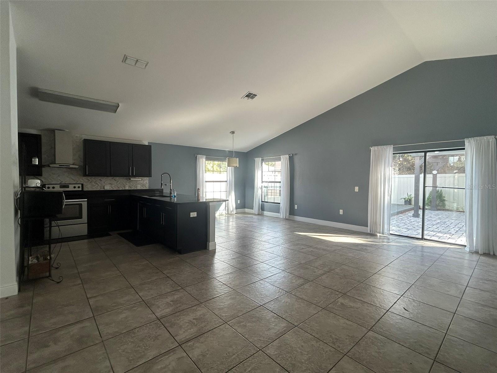 305 Chelmsford Ct Property Photo 4