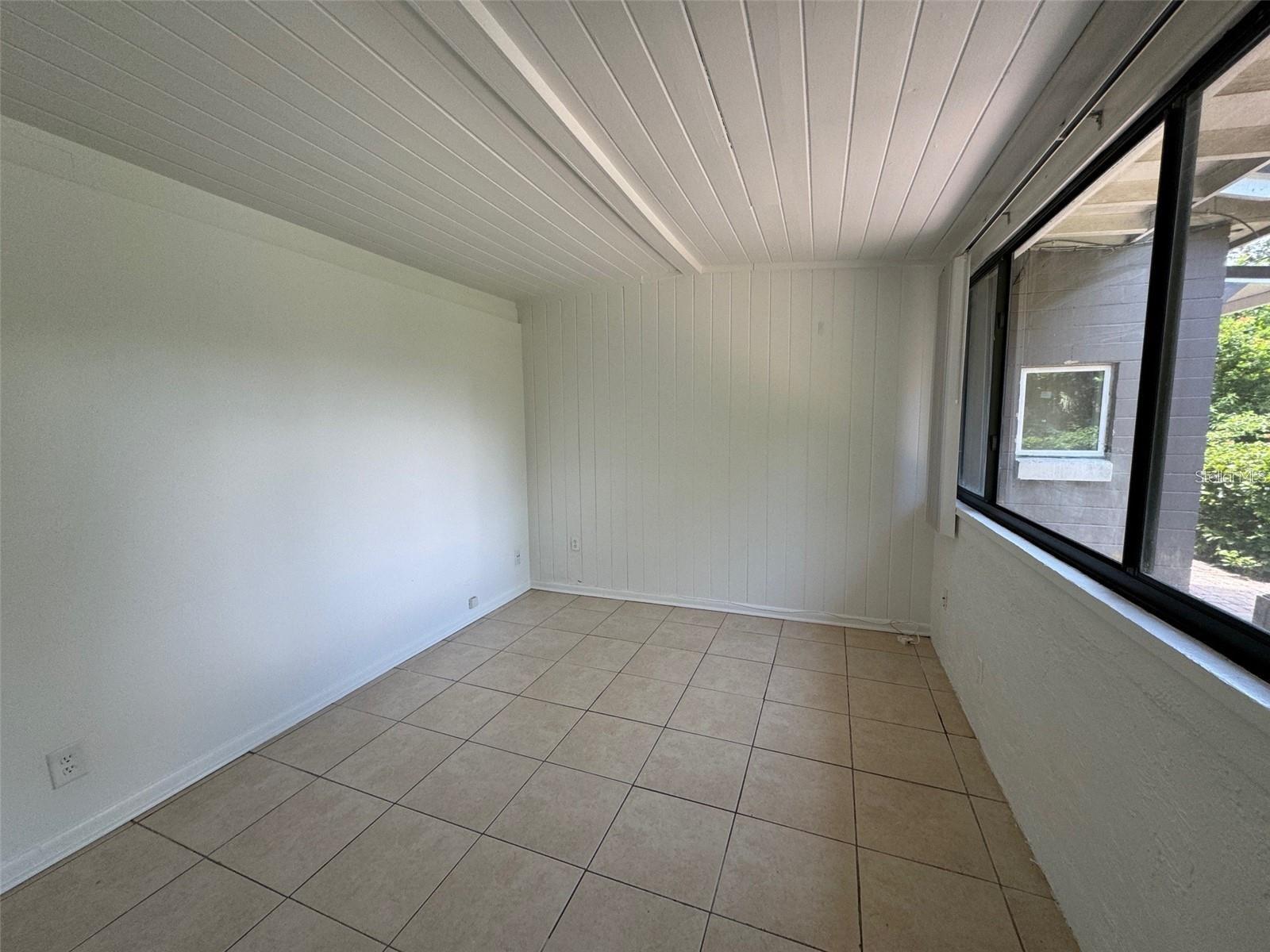 2547 S Mills Ave #2 Property Photo 6