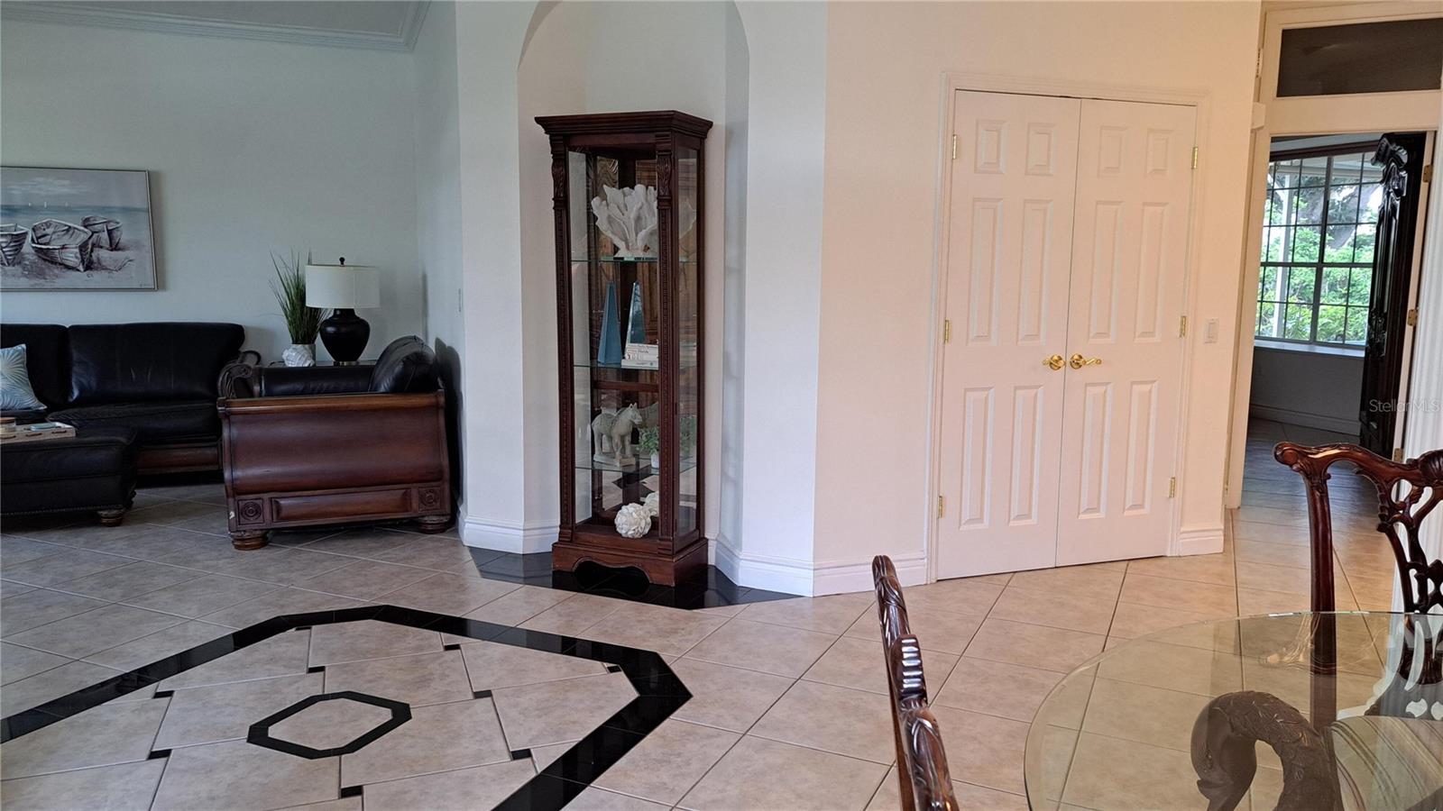 2377 Burton Ln Property Photo 6