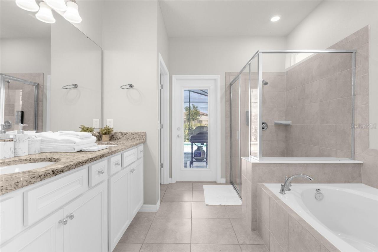 7211 Oakmoss Loop Property Photo 10