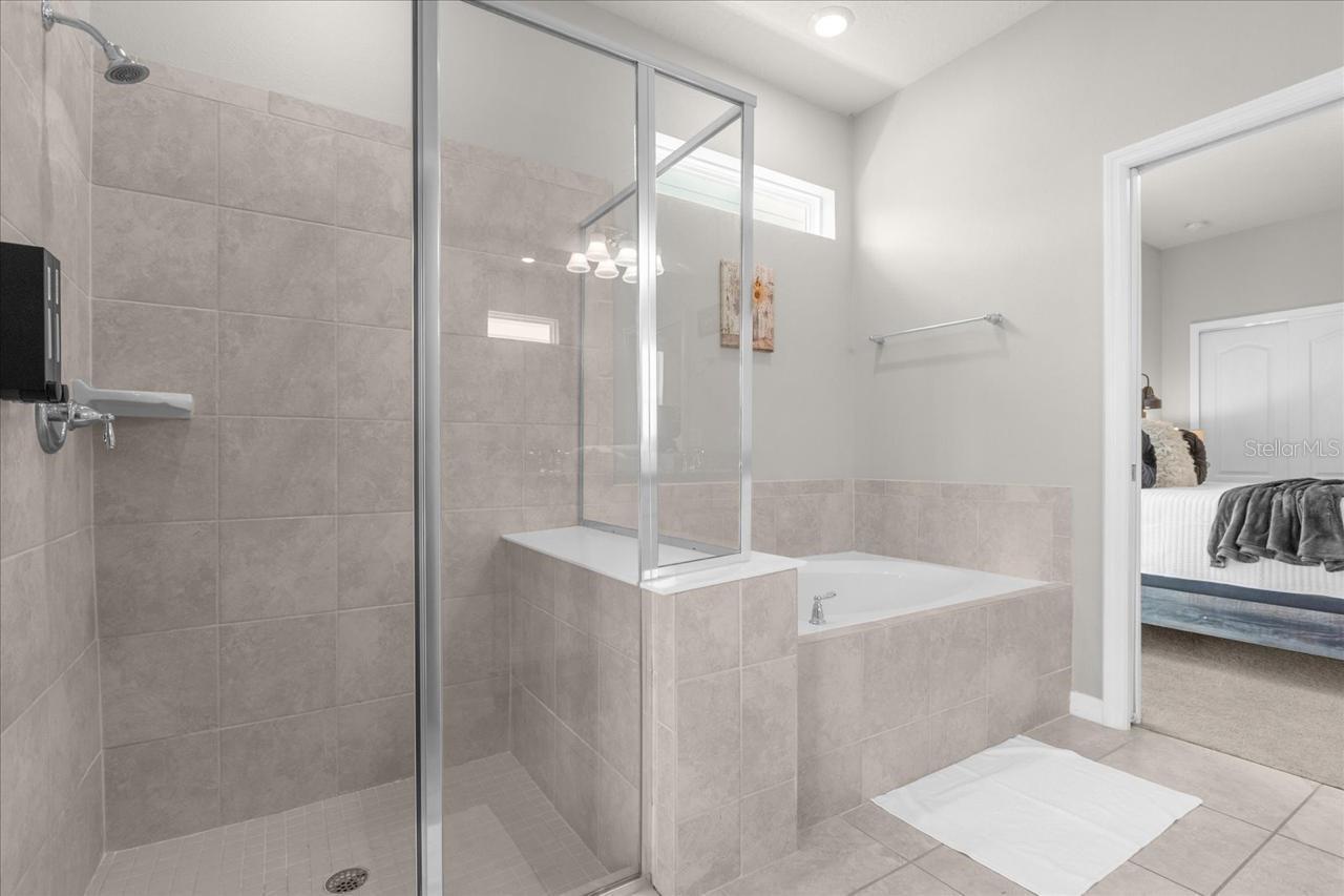 7211 Oakmoss Loop Property Photo 11