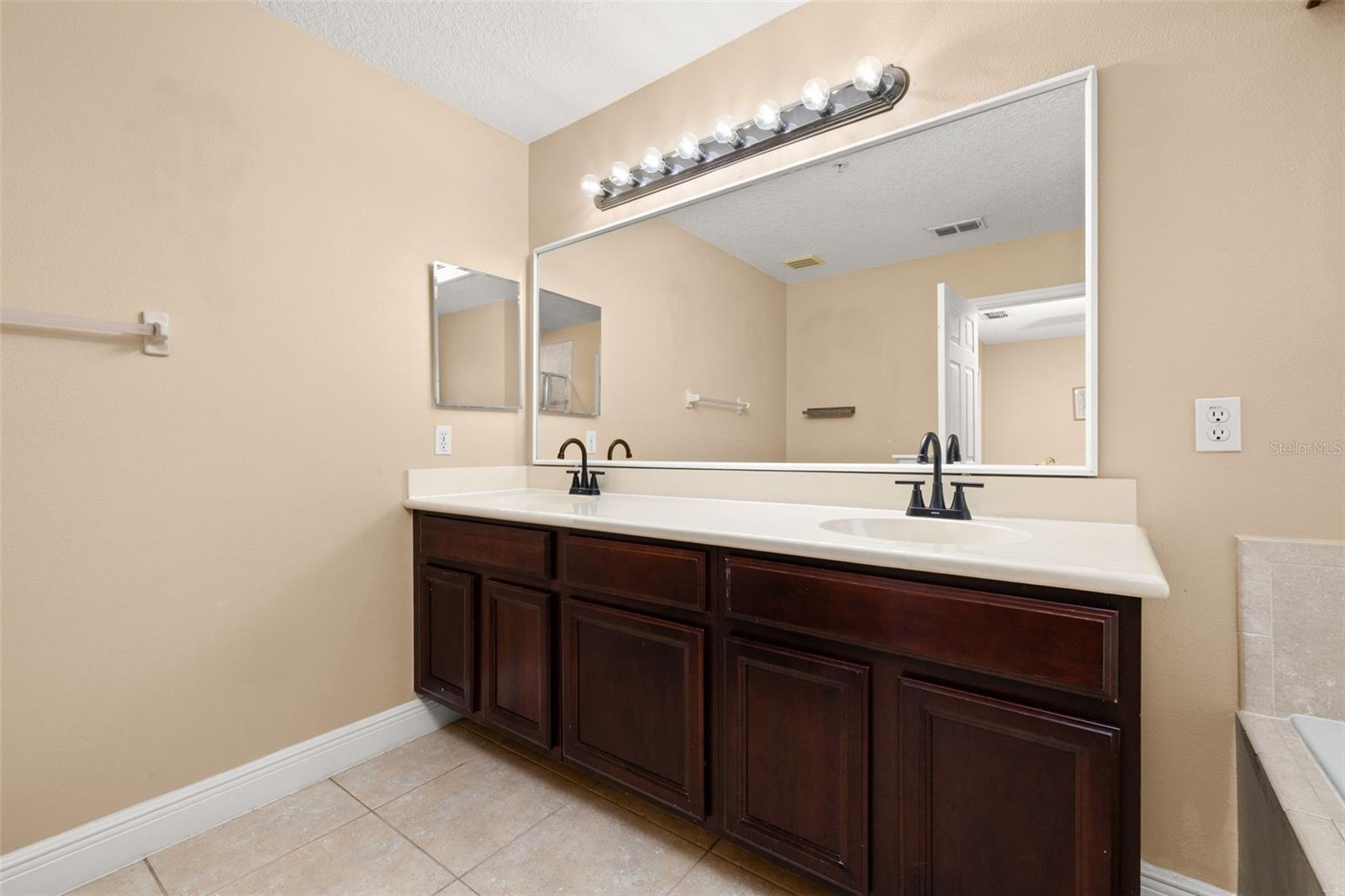 811 Assembly Ct Property Photo 36