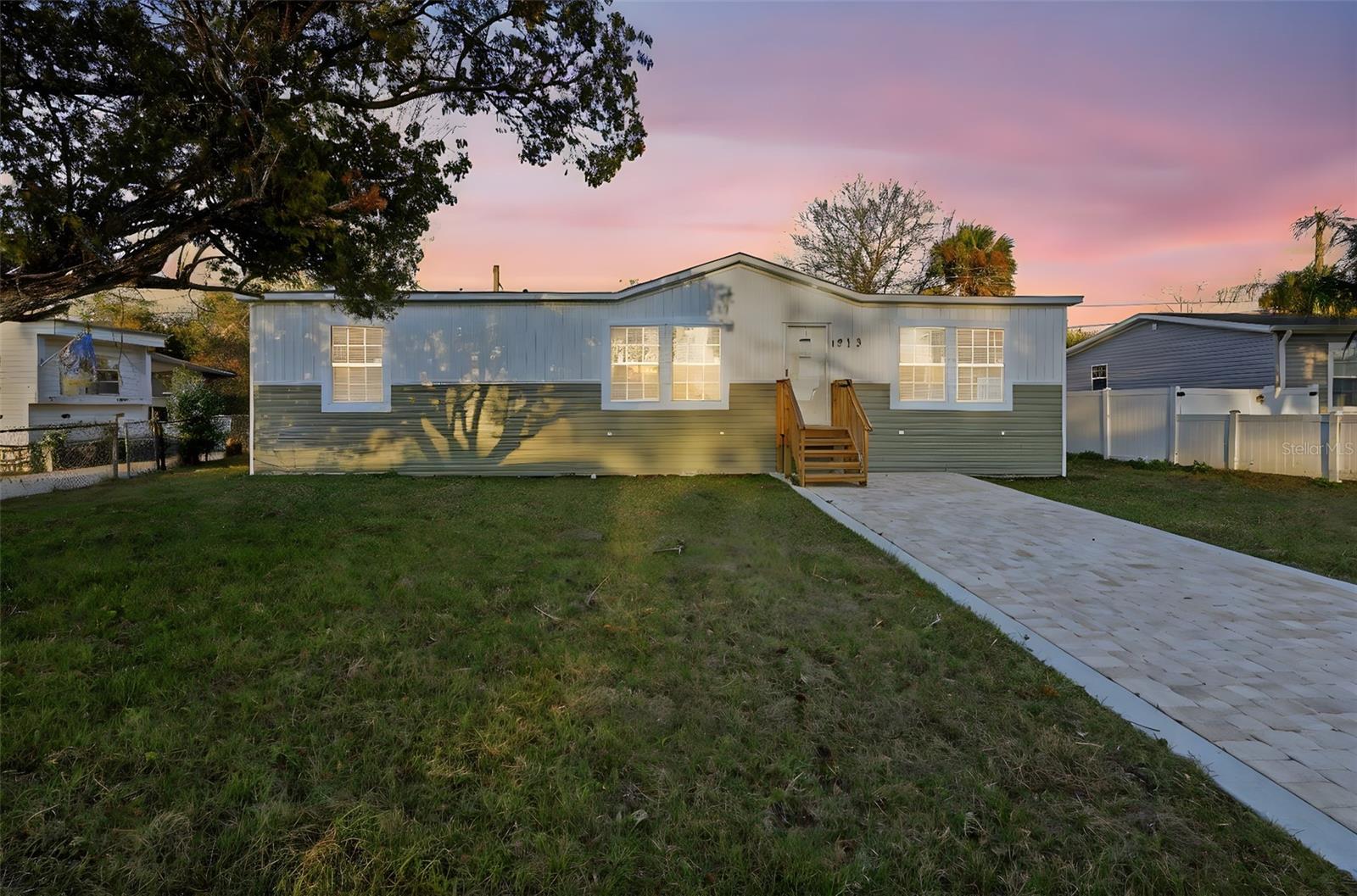 1913 Woodcrest Dr Property Photo 1