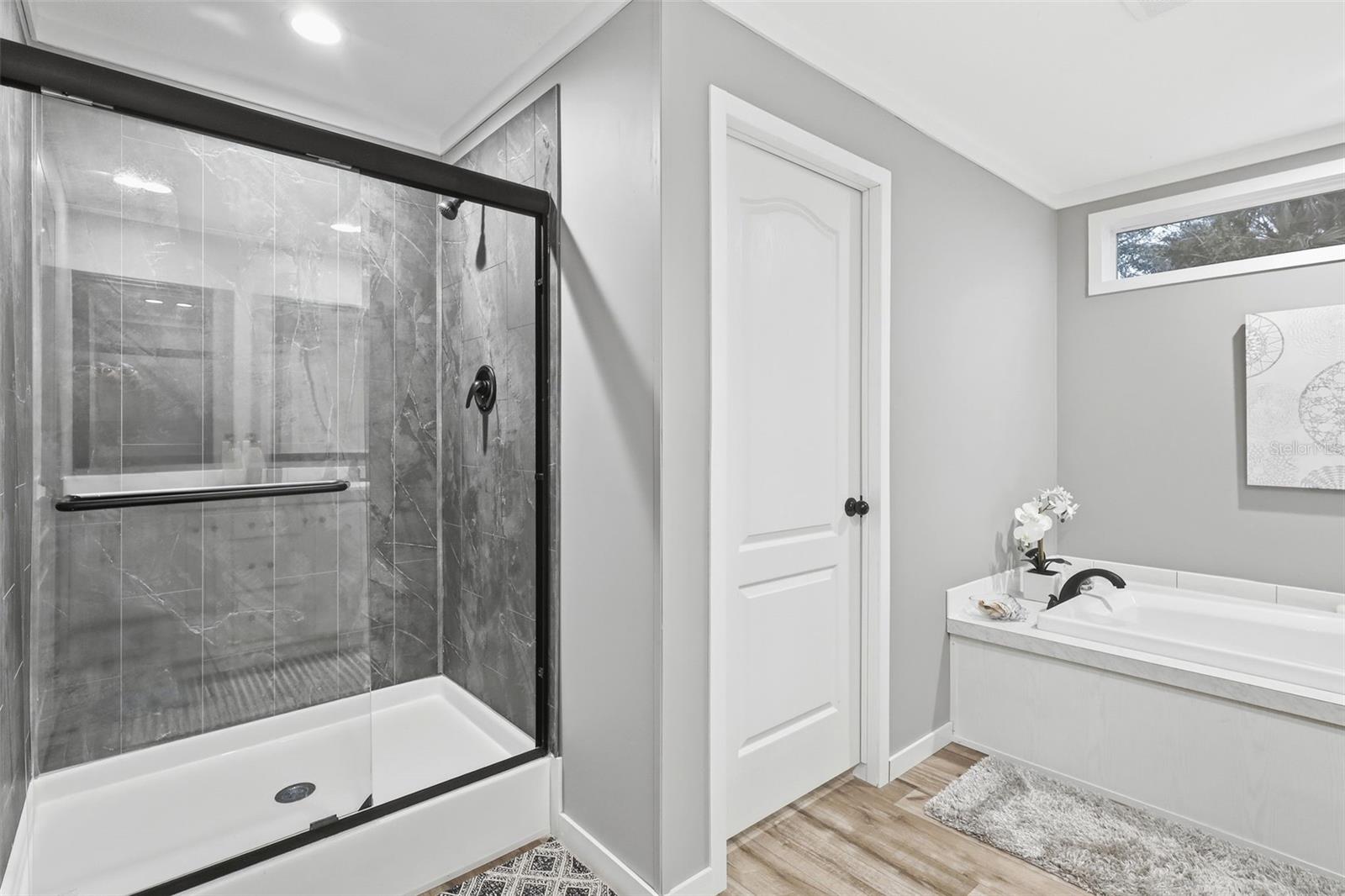 1913 Woodcrest Dr Property Photo 6