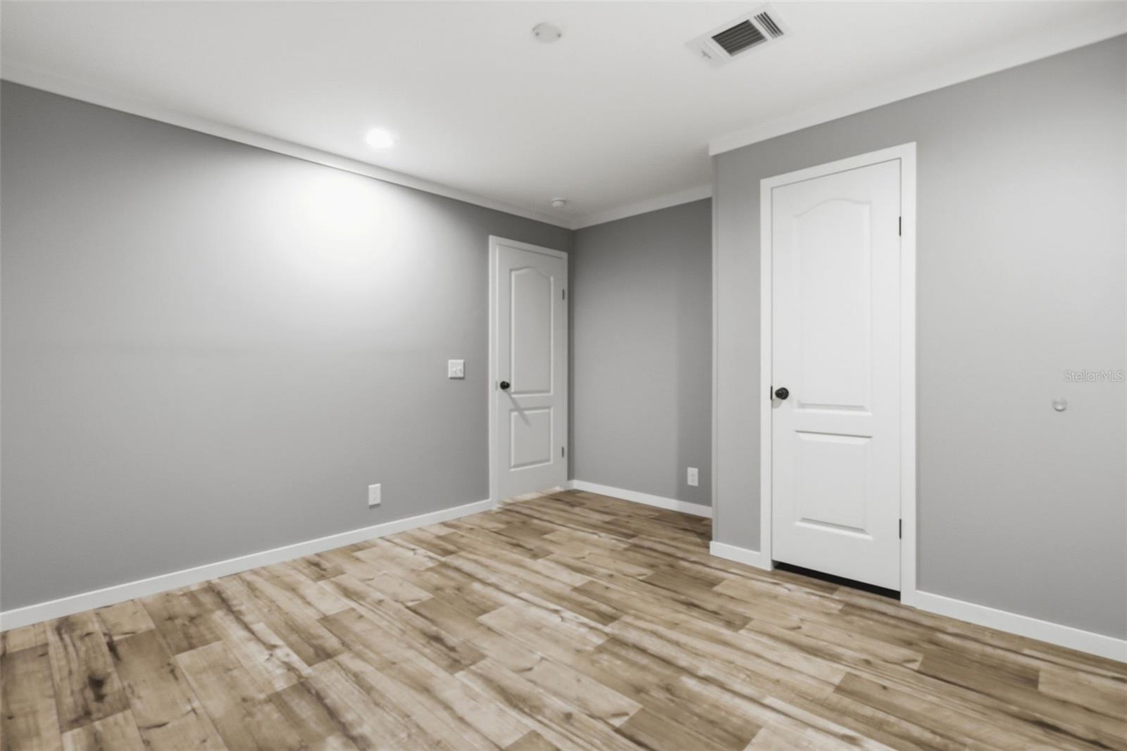 1913 Woodcrest Dr Property Photo 25