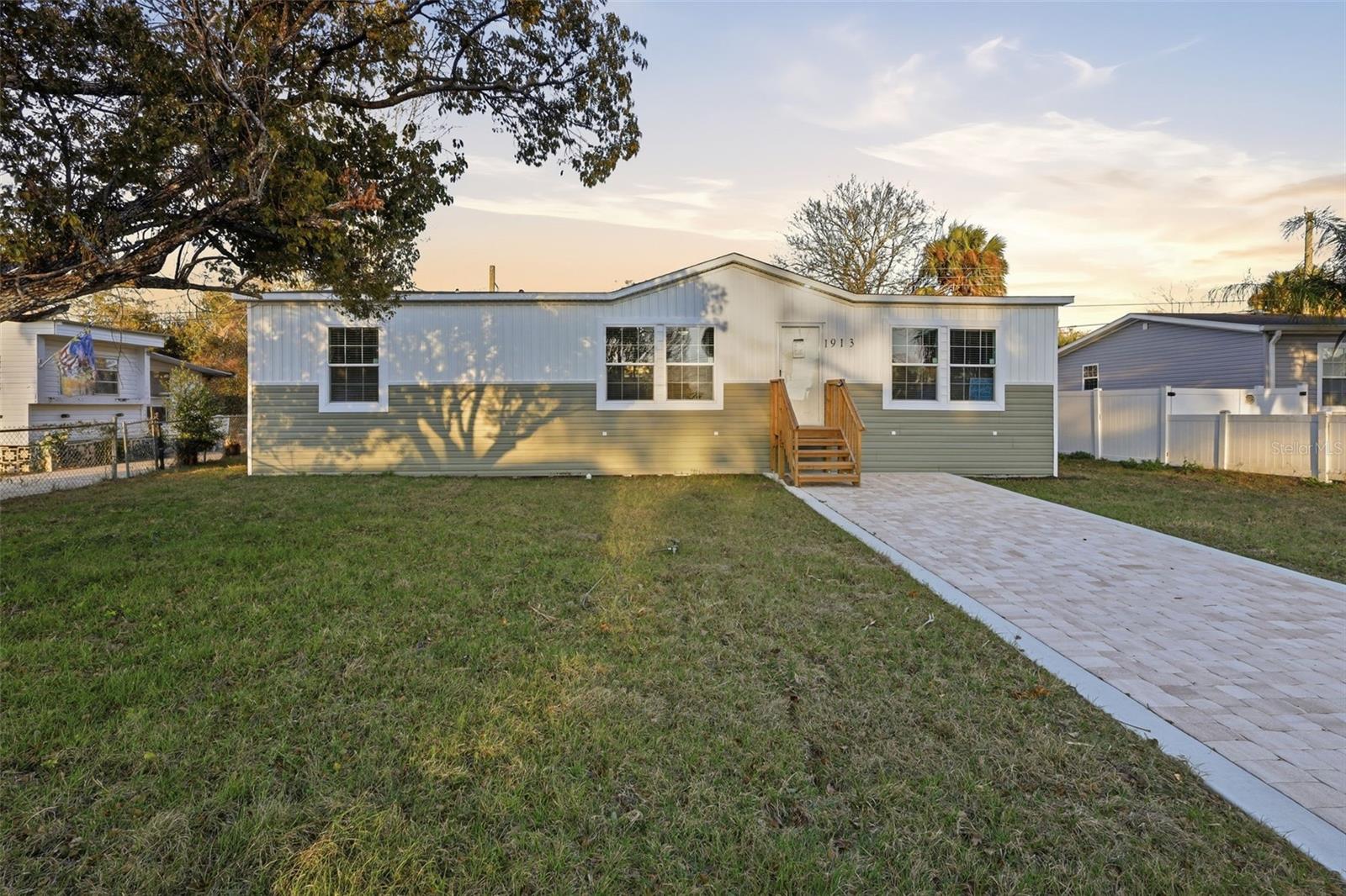 1913 Woodcrest Dr Property Photo 29
