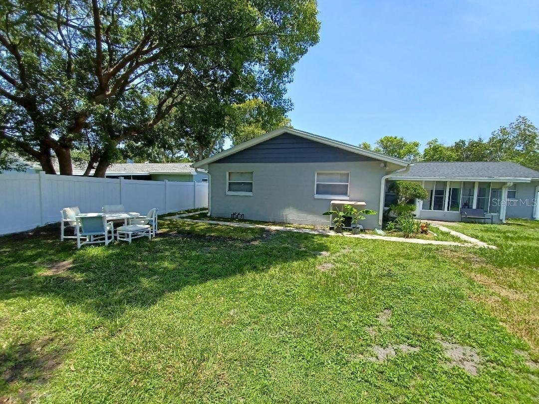 1942 Conifer Ct Property Photo 3
