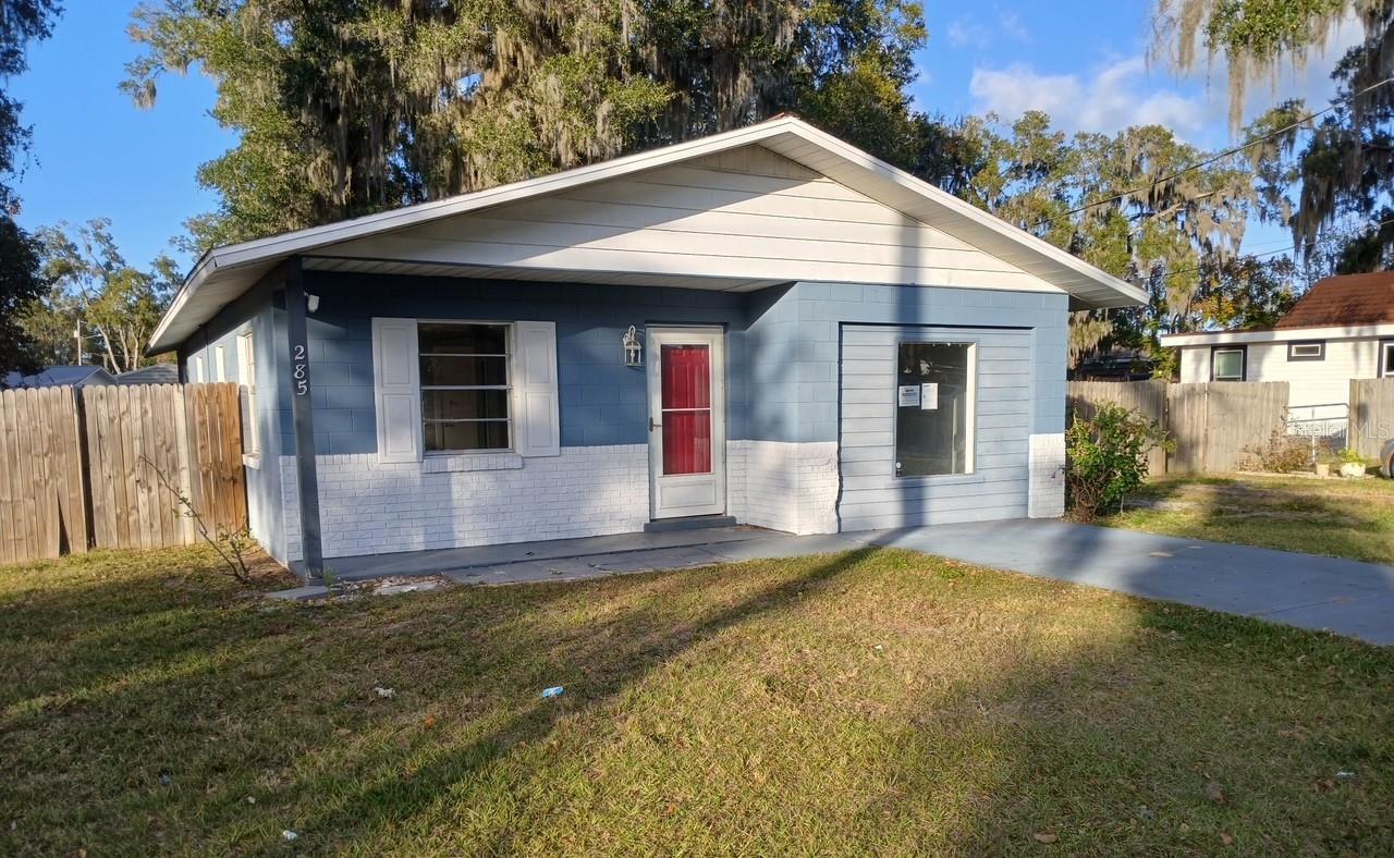 285 E Lake St Property Photo 2