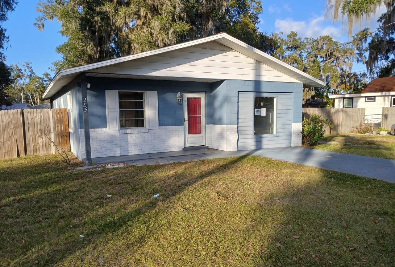 285 E Lake St Property Photo 3