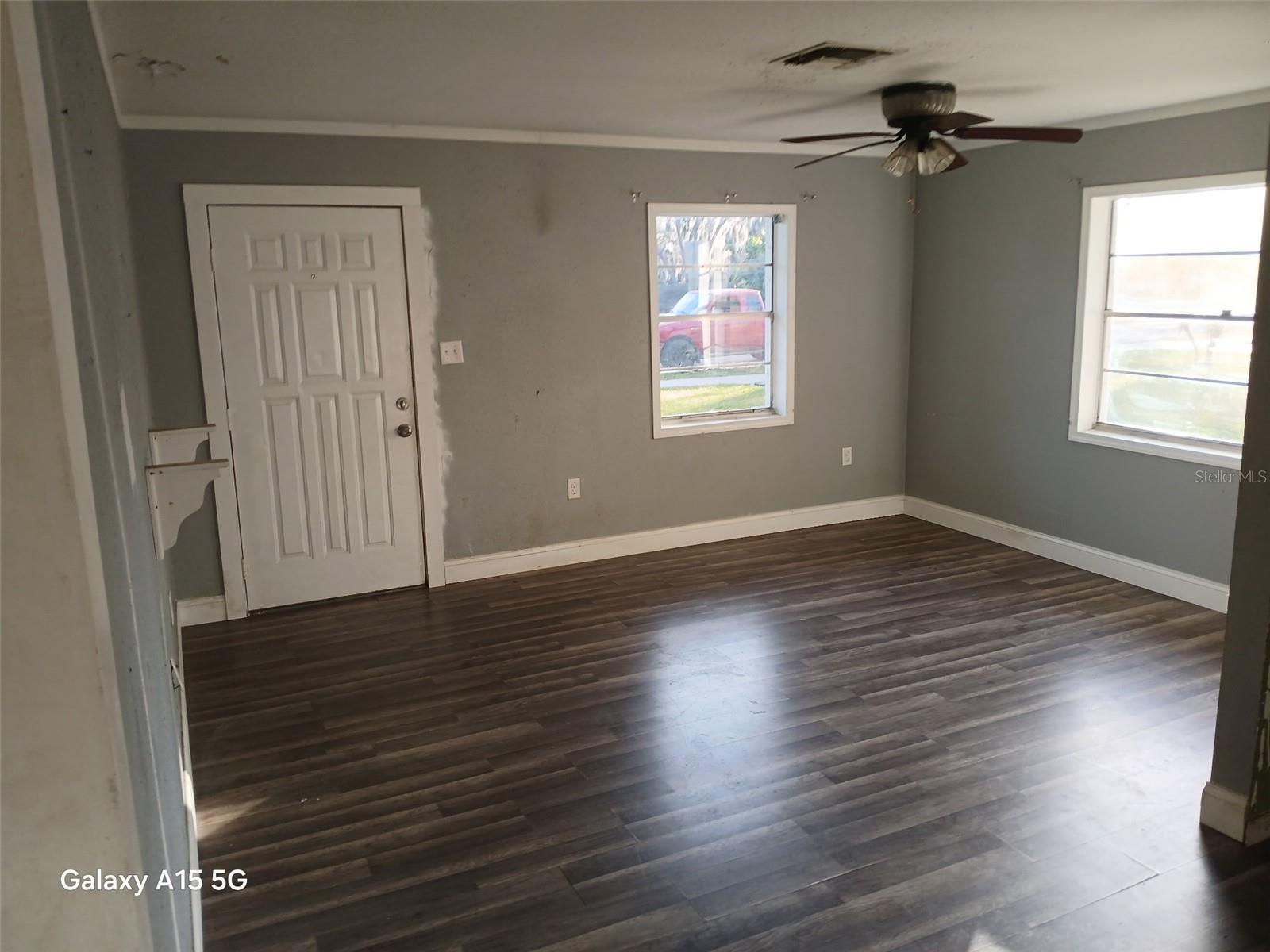 285 E Lake St Property Photo 5
