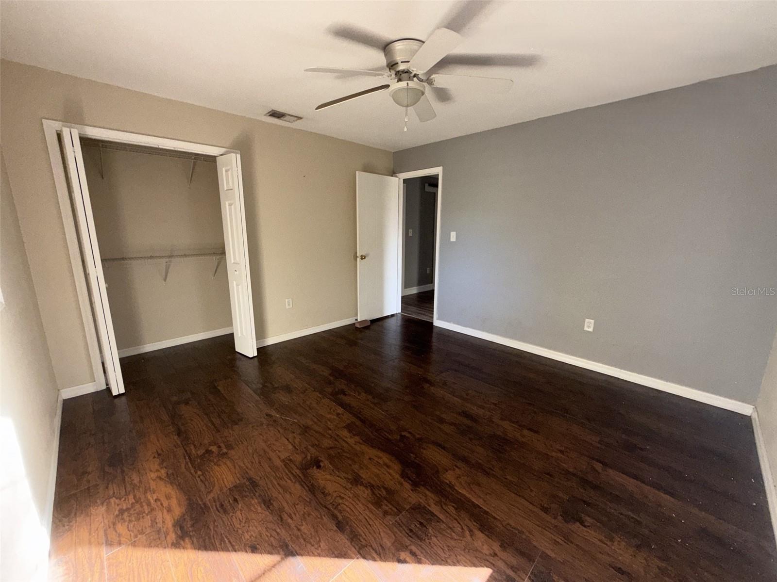 285 E Lake St Property Photo 16