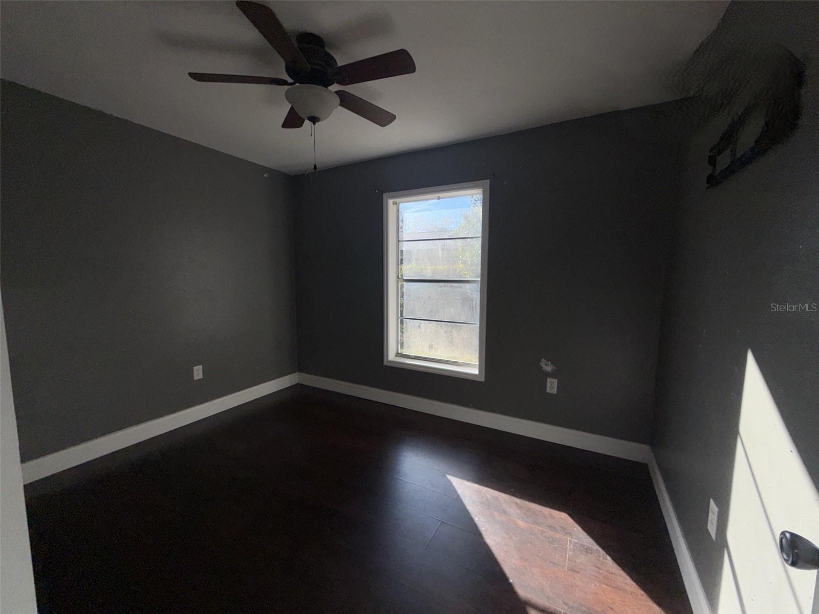 285 E Lake St Property Photo 17