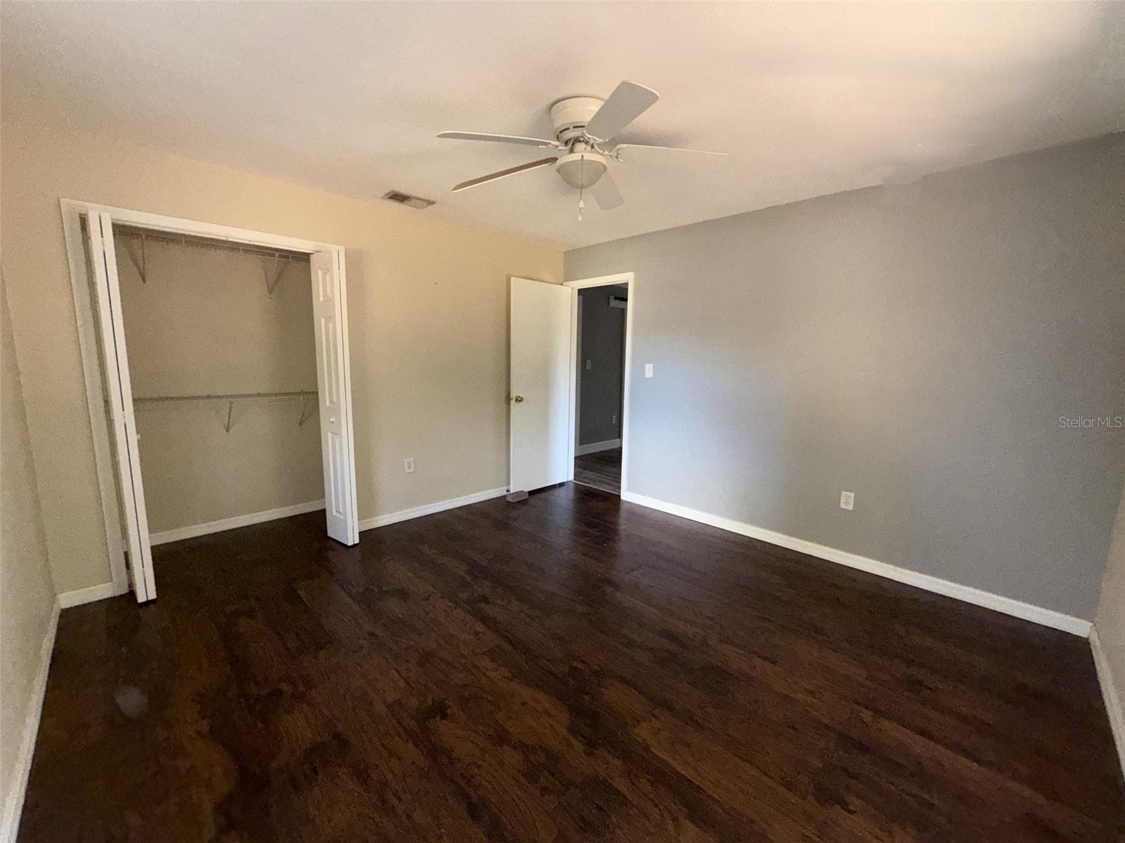 285 E Lake St Property Photo 19