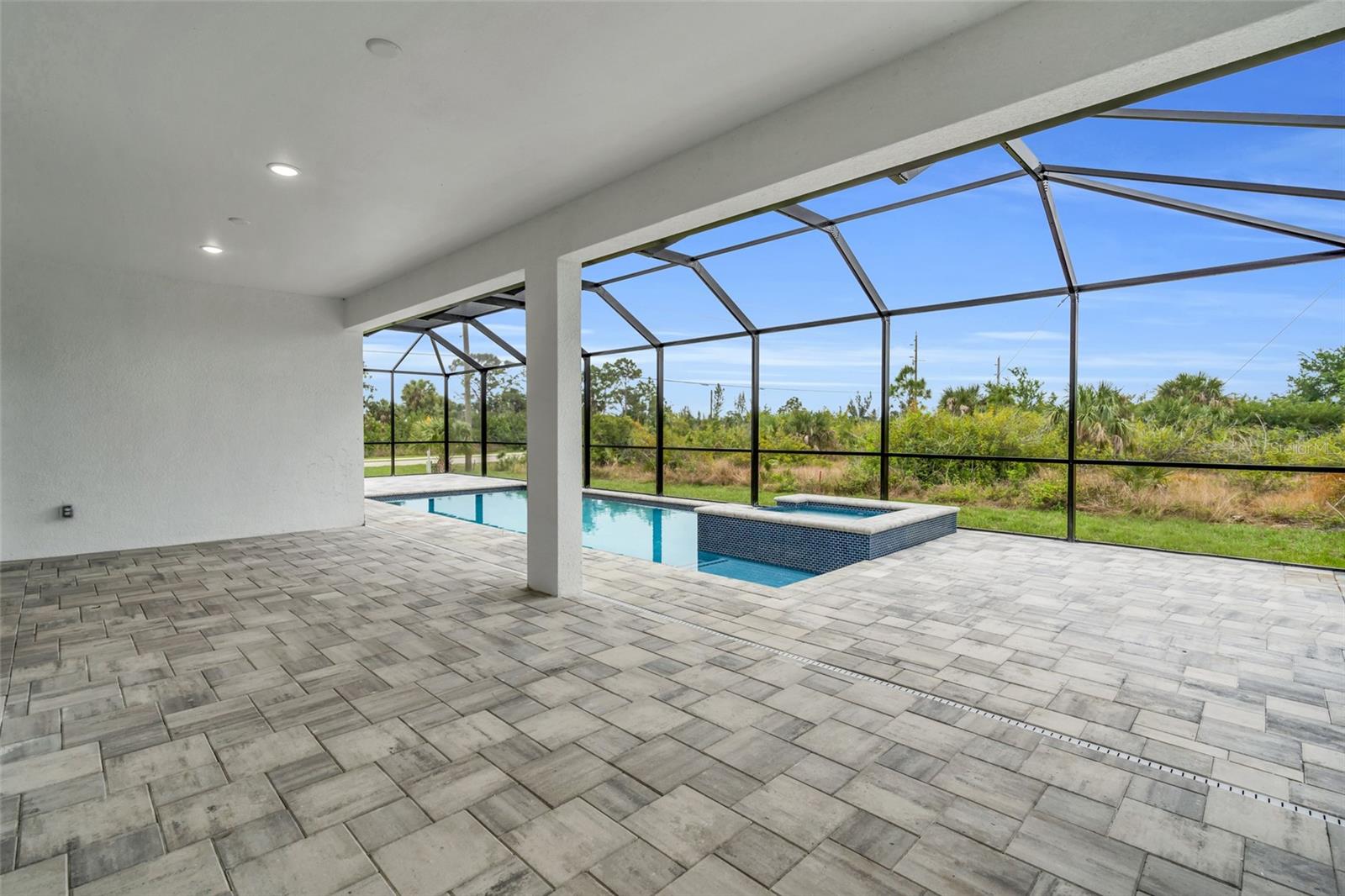 15401 Aqua Cir Property Photo 8