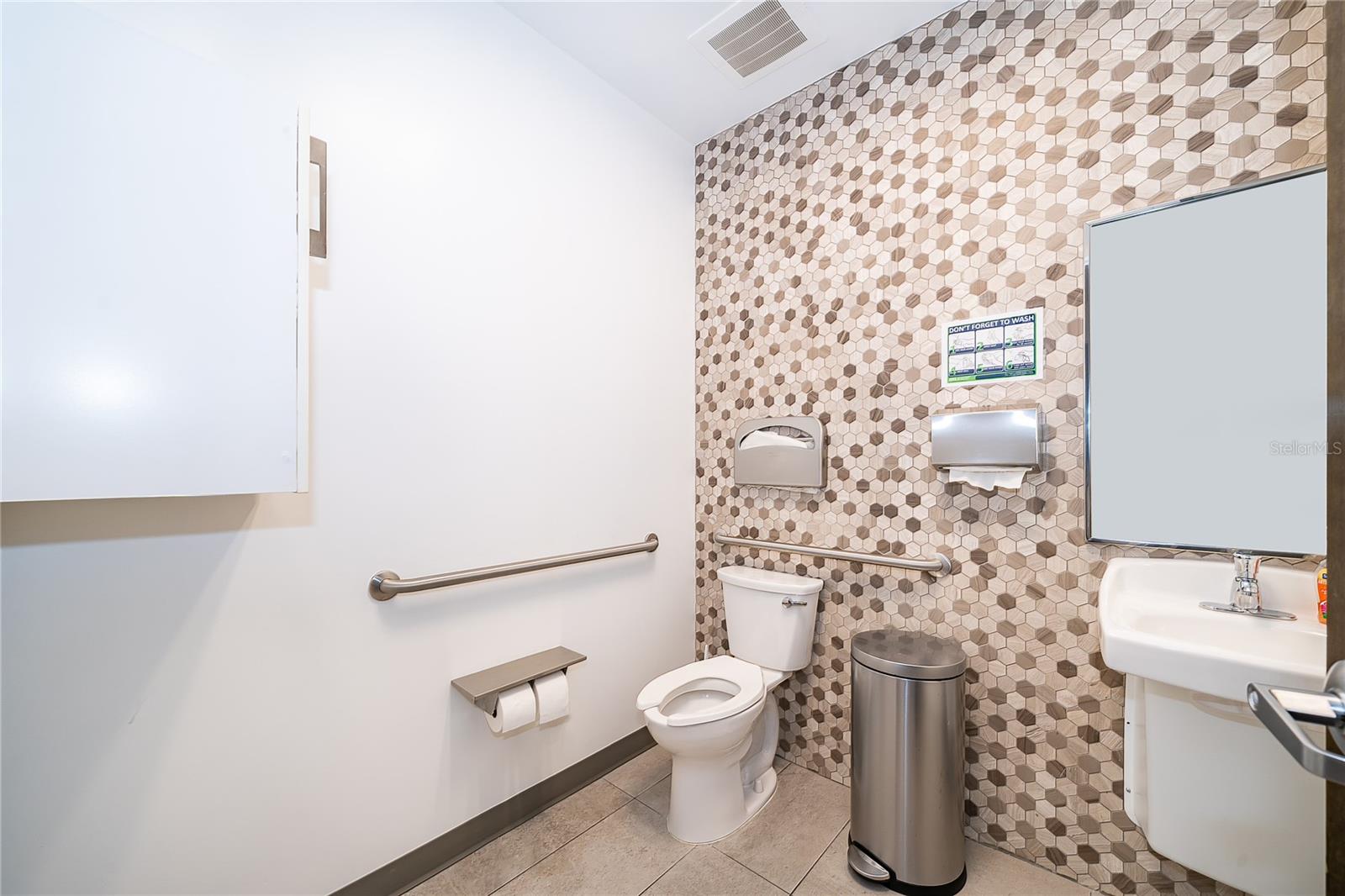 O6371029 Property Photo 13