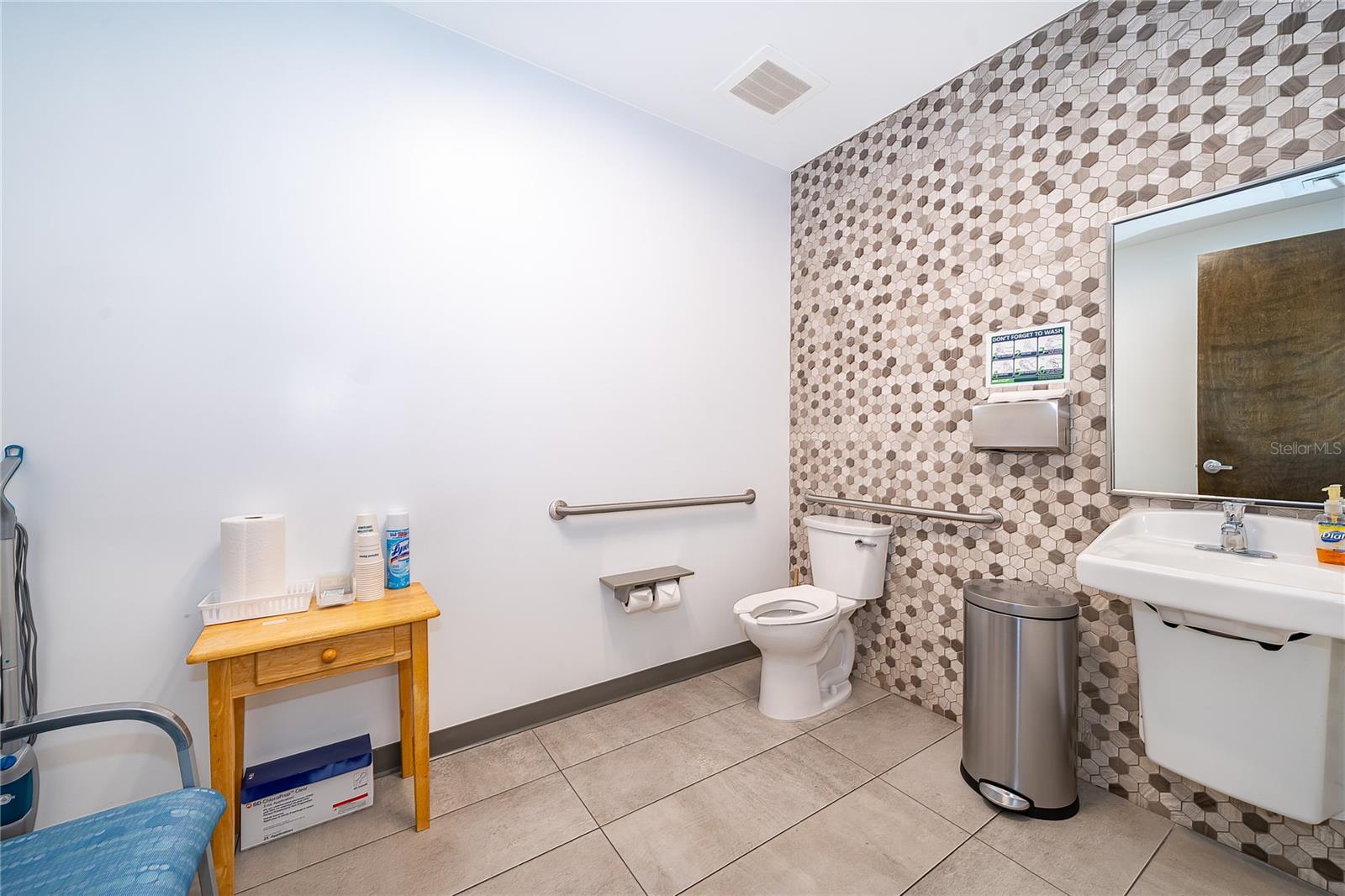 O6371029 Property Photo 31