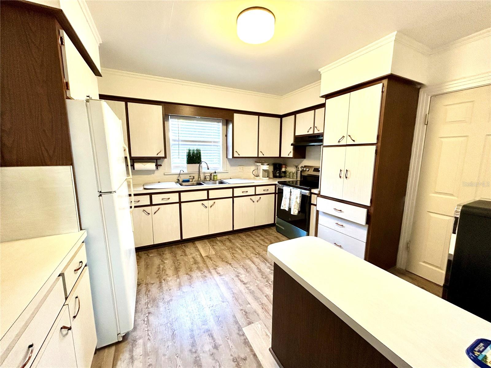 265 W Bay Ave Property Photo 4