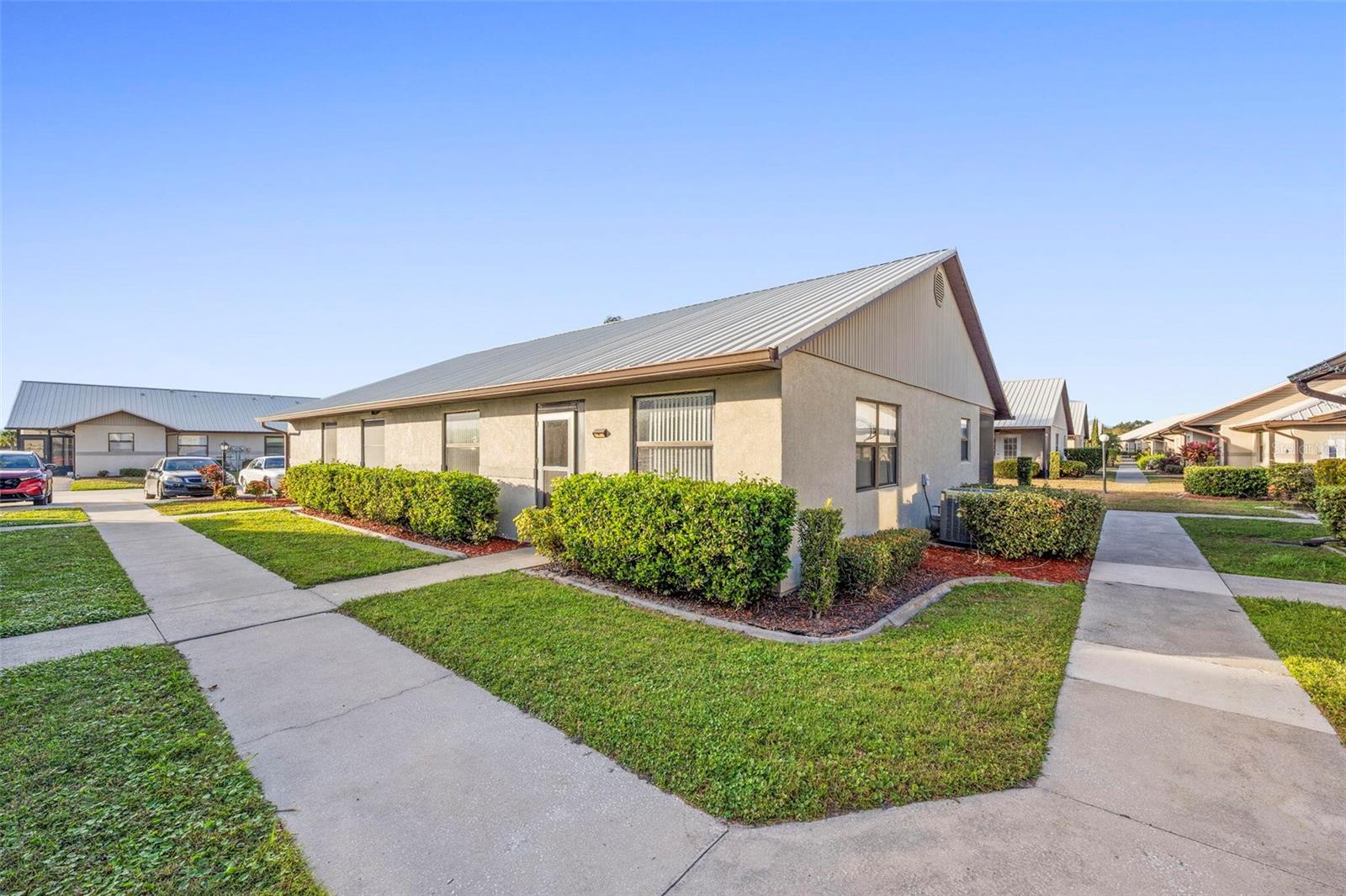 1916 Villaway E Property Photo 2