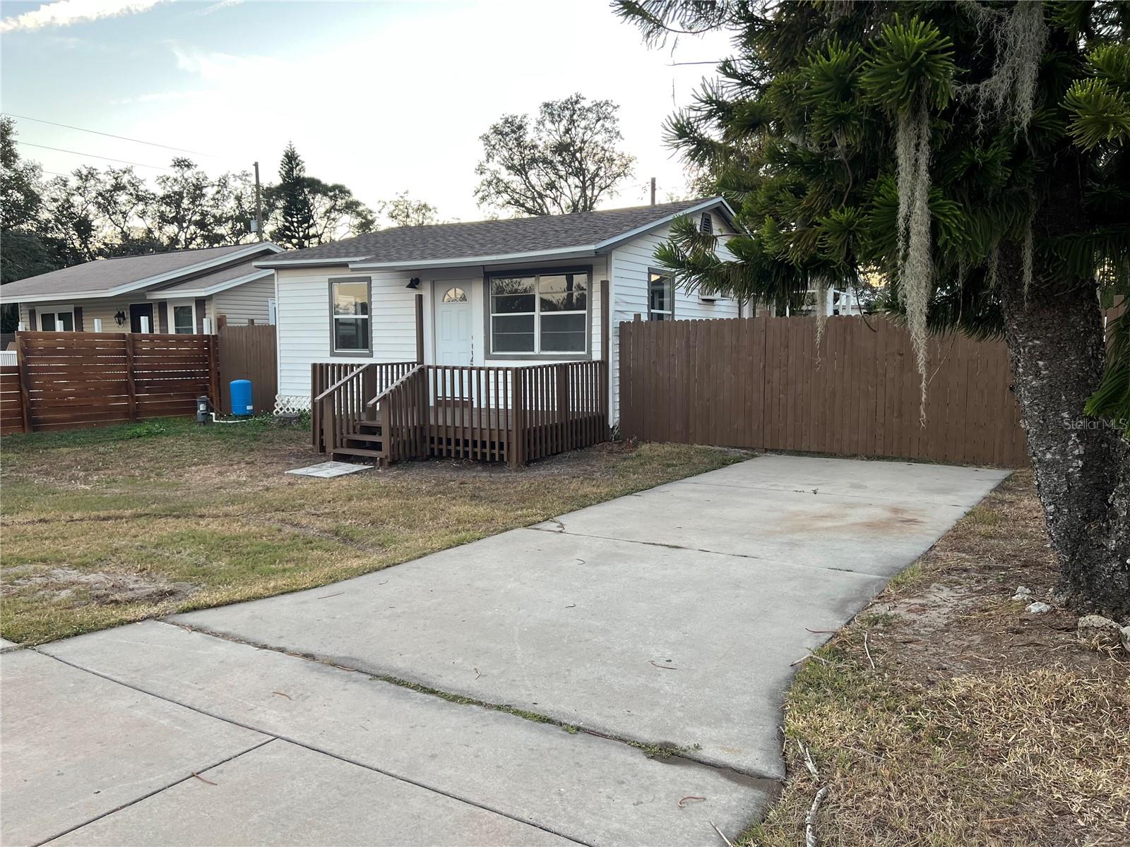 1658 Hempel Ave Property Photo 1