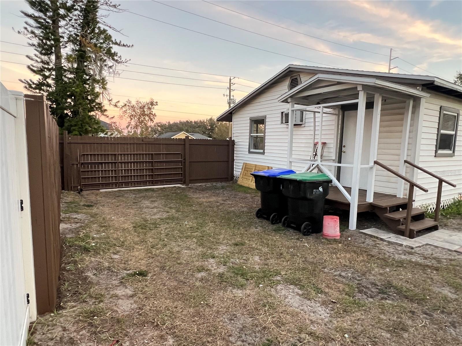 1658 Hempel Ave Property Photo 2