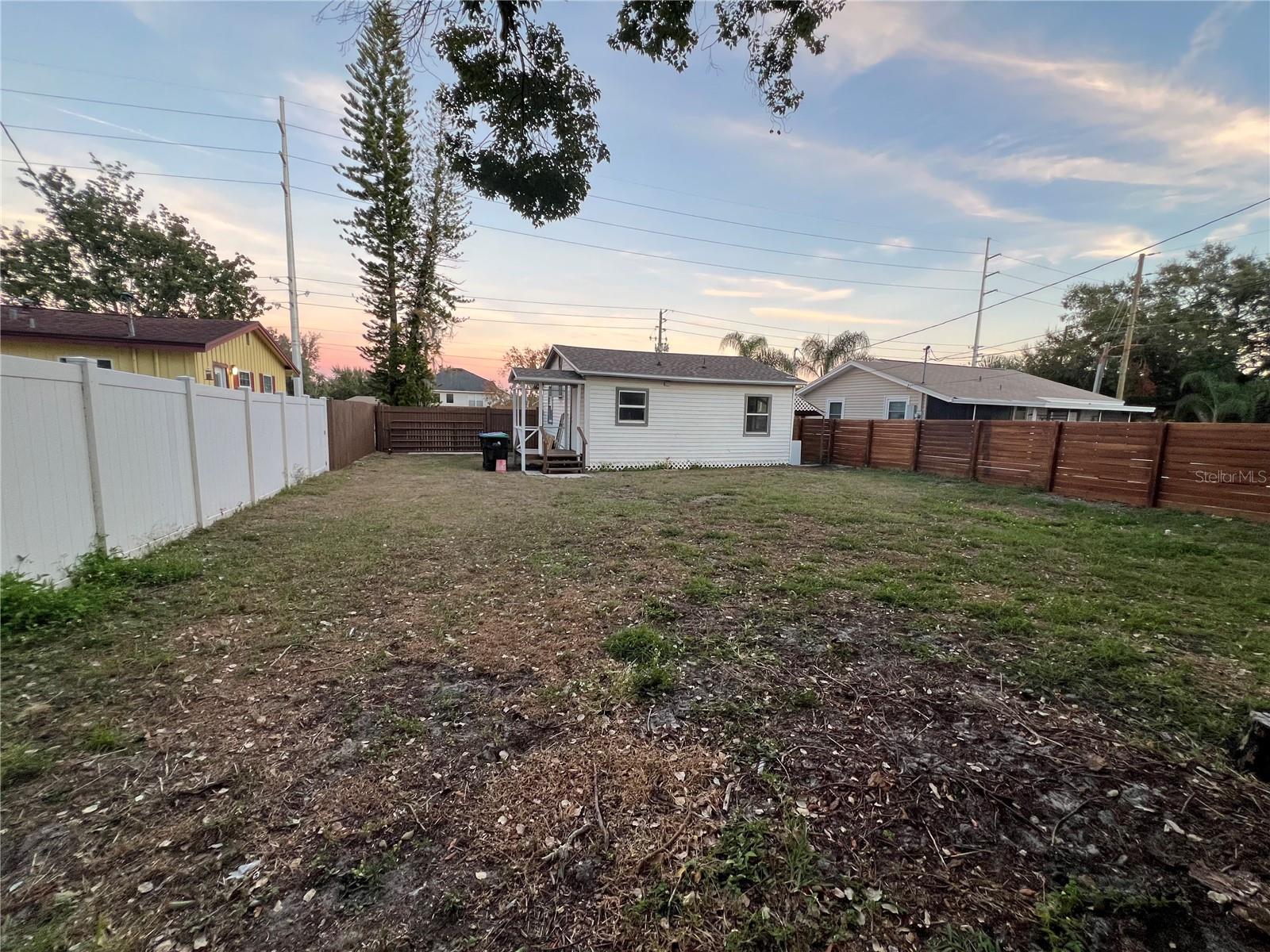 1658 Hempel Ave Property Photo 3