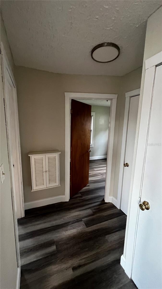 1658 Hempel Ave Property Photo 7