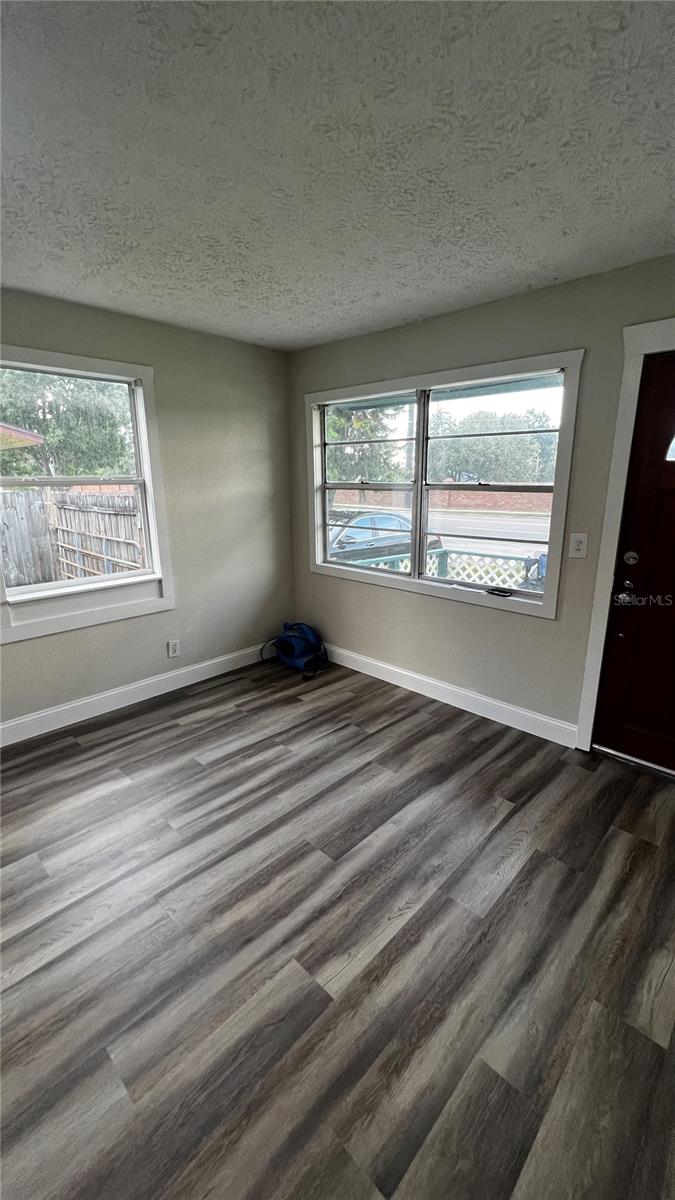 1658 Hempel Ave Property Photo 9