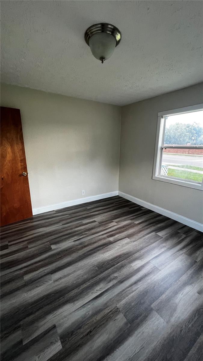 1658 Hempel Ave Property Photo 11