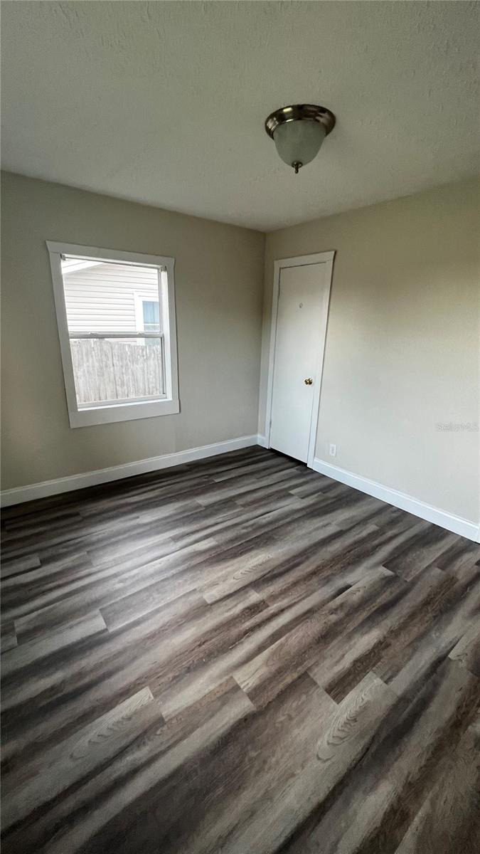 1658 Hempel Ave Property Photo 12
