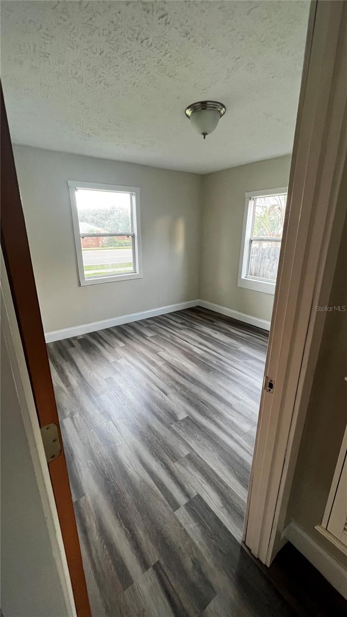 1658 Hempel Ave Property Photo 13