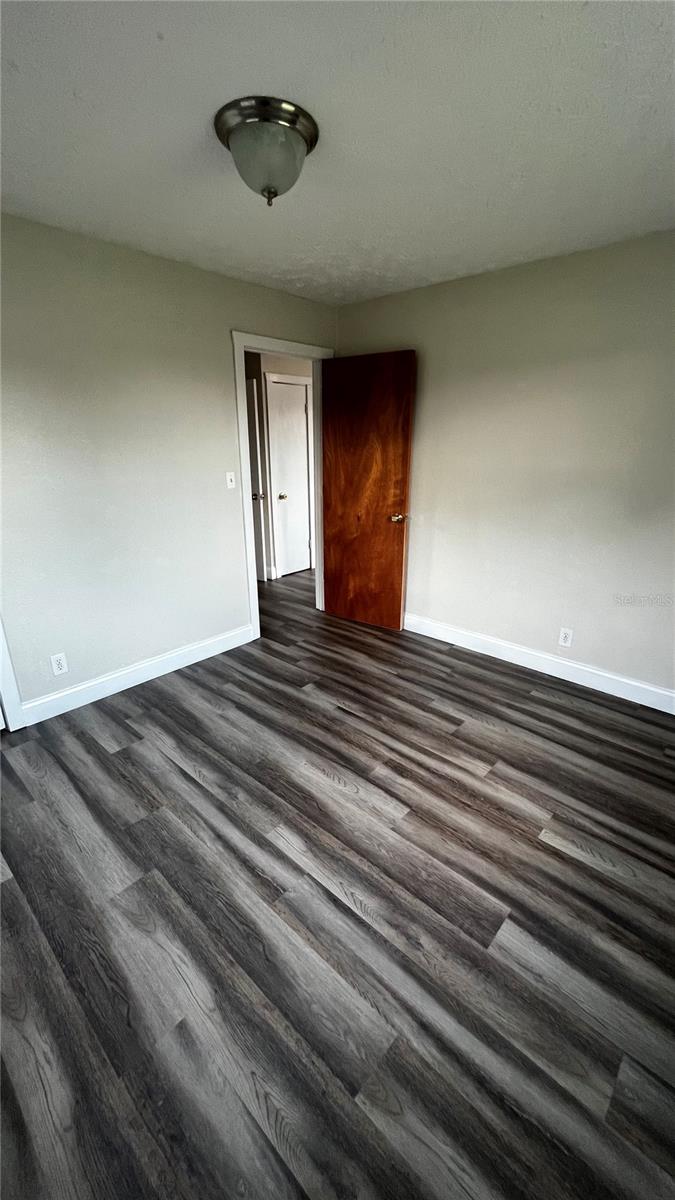 1658 Hempel Ave Property Photo 14