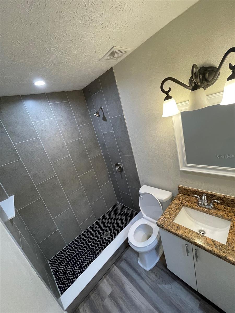 1658 Hempel Ave Property Photo 17