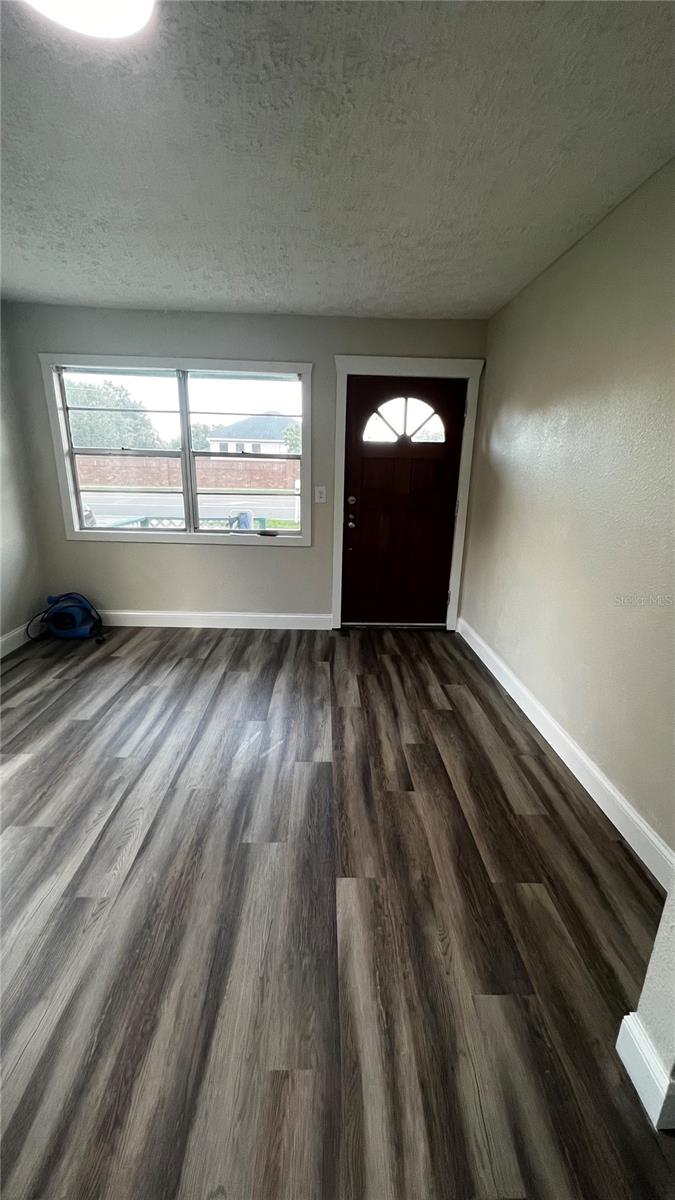 1658 Hempel Ave Property Photo 20