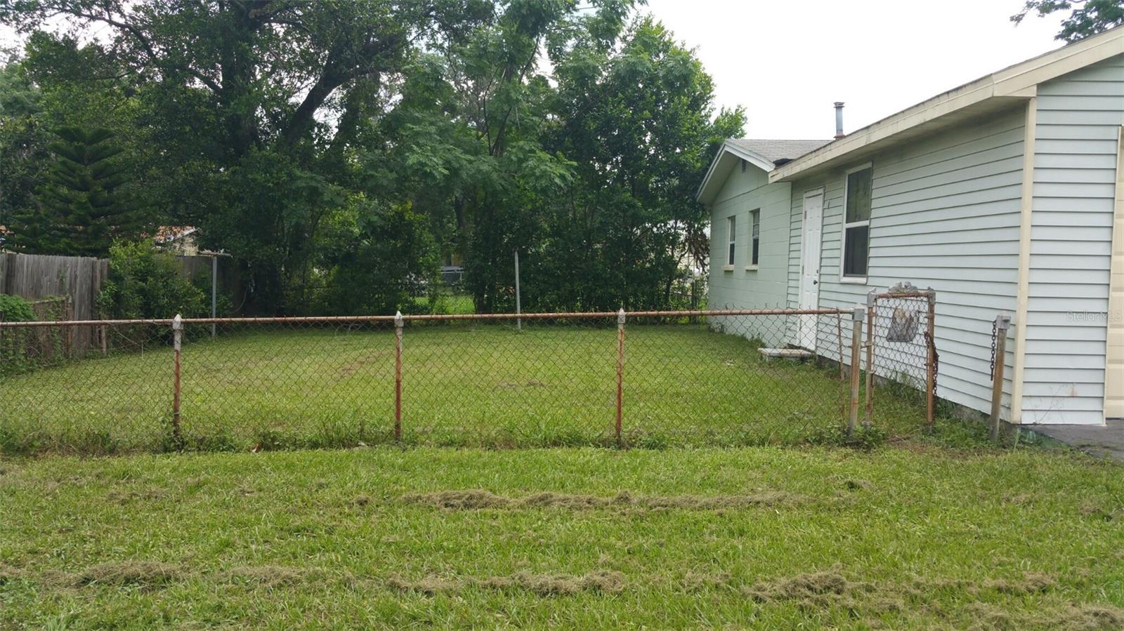 10002 N 26th St Property Photo 4