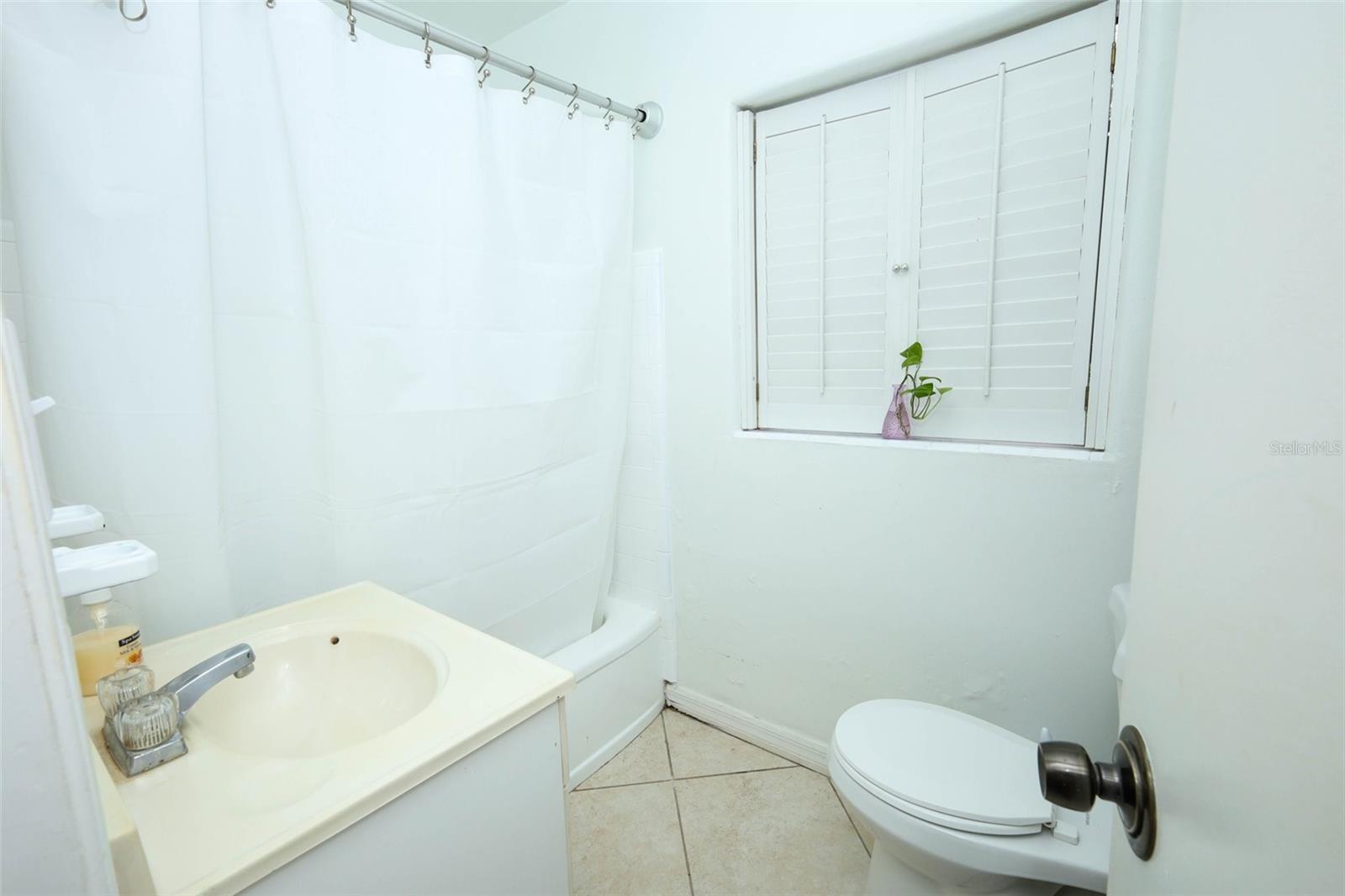 410 E Crystal Lake St Property Photo 10