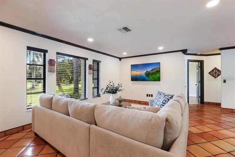 2077 Racimo Dr Property Photo 2