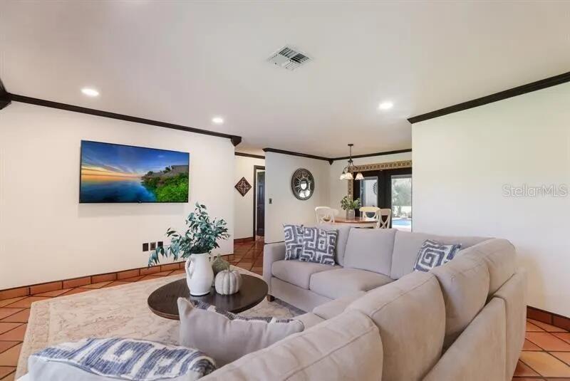 2077 Racimo Dr Property Photo 3