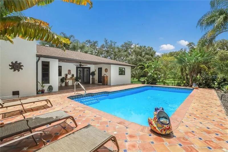 2077 Racimo Dr Property Photo 4