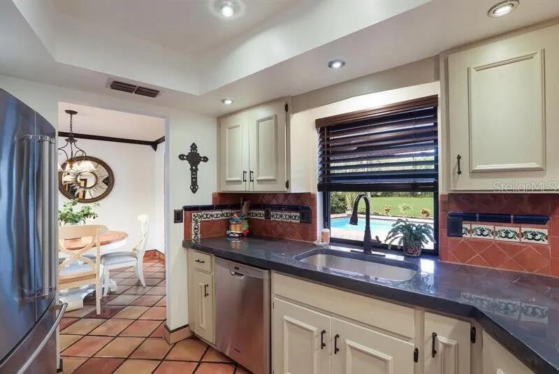 2077 Racimo Dr Property Photo 10