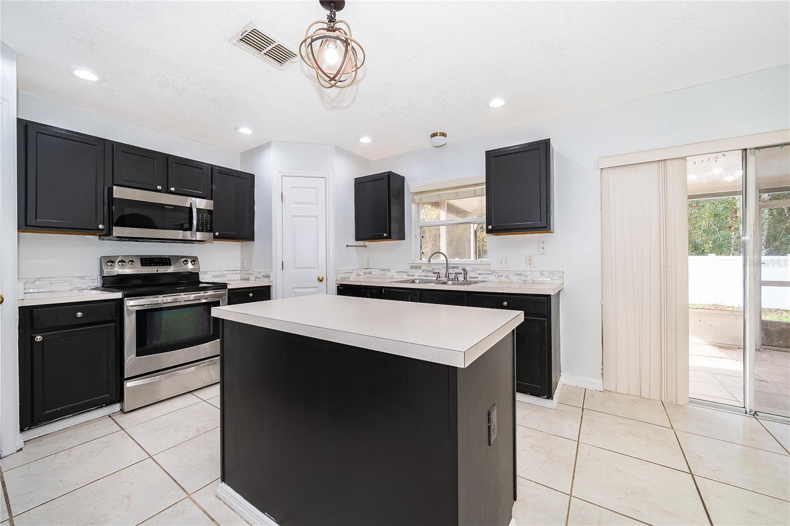 10409 Laxton St Property Photo 7