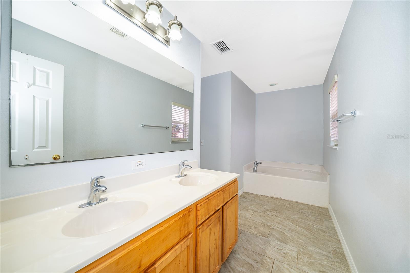 10409 Laxton St Property Photo 17