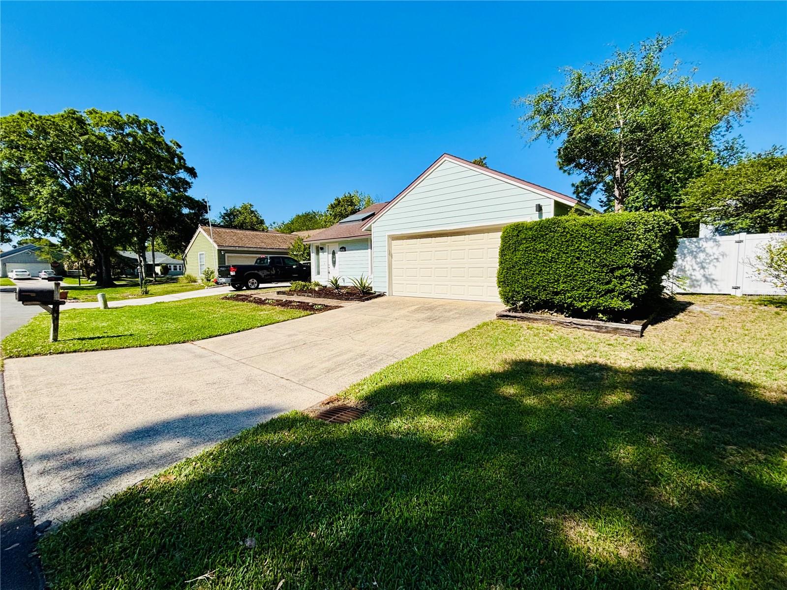 13058 Bent Pine Ct E Property Photo 3