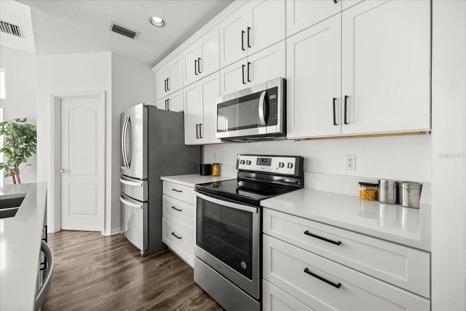 220 Wimbledon Cir Property Photo 11