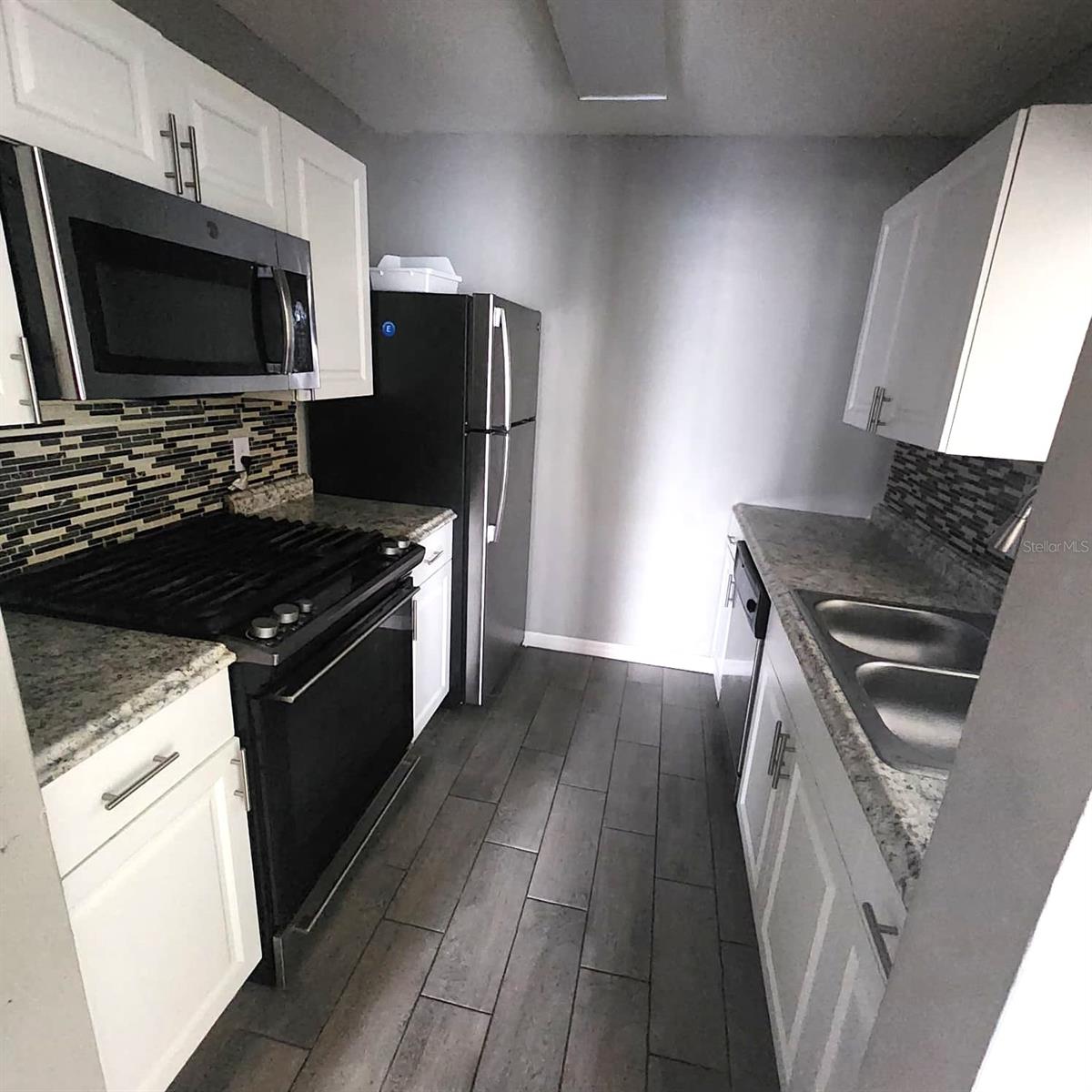 2040 San Marcos Dr Se #105 Property Photo 3