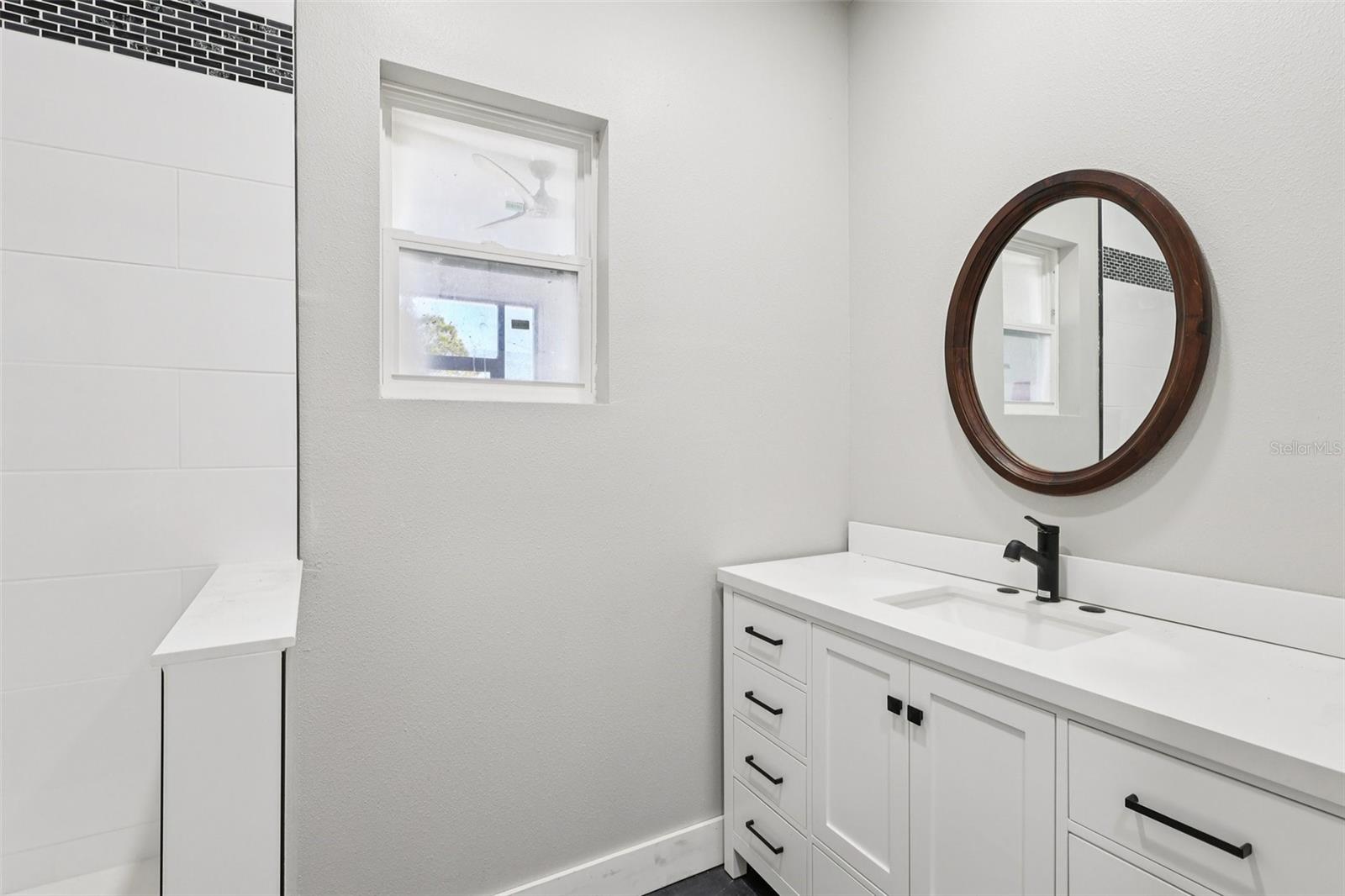 O6378564 Property Photo 26