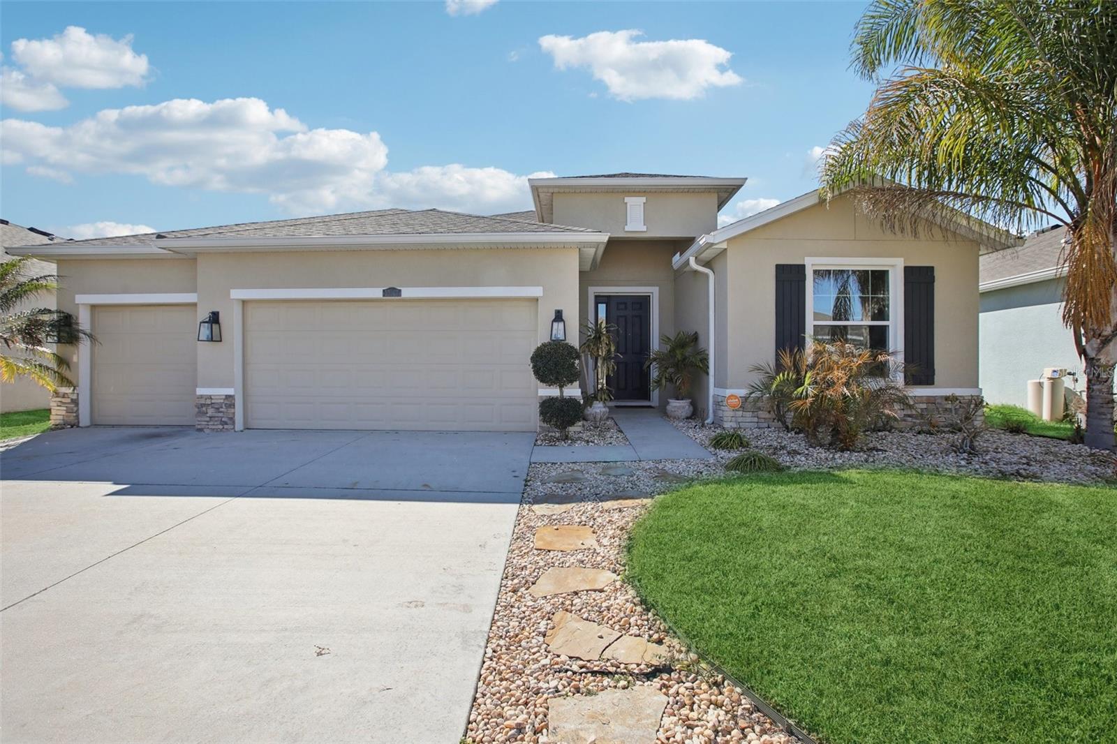 10747 Laxer Cay Loop Property Photo 5