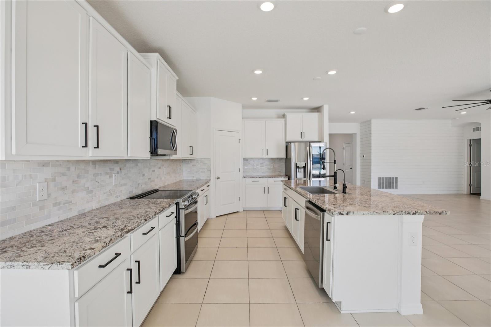 10747 Laxer Cay Loop Property Photo 17