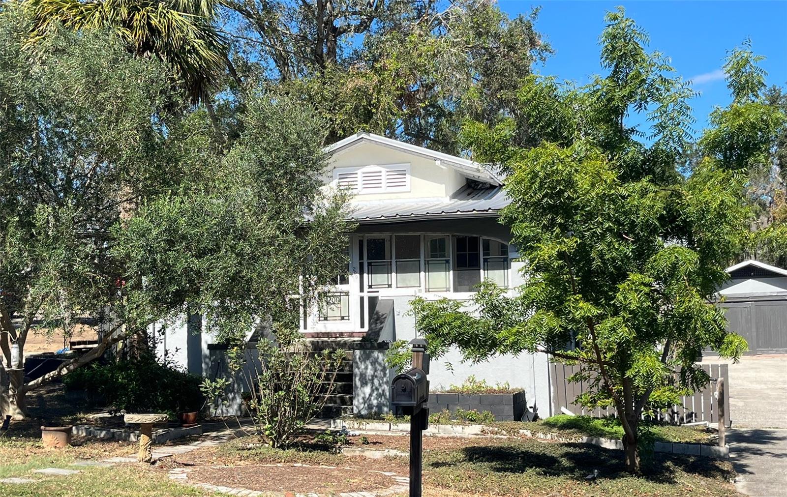 200 Wood Ave Property Photo 1