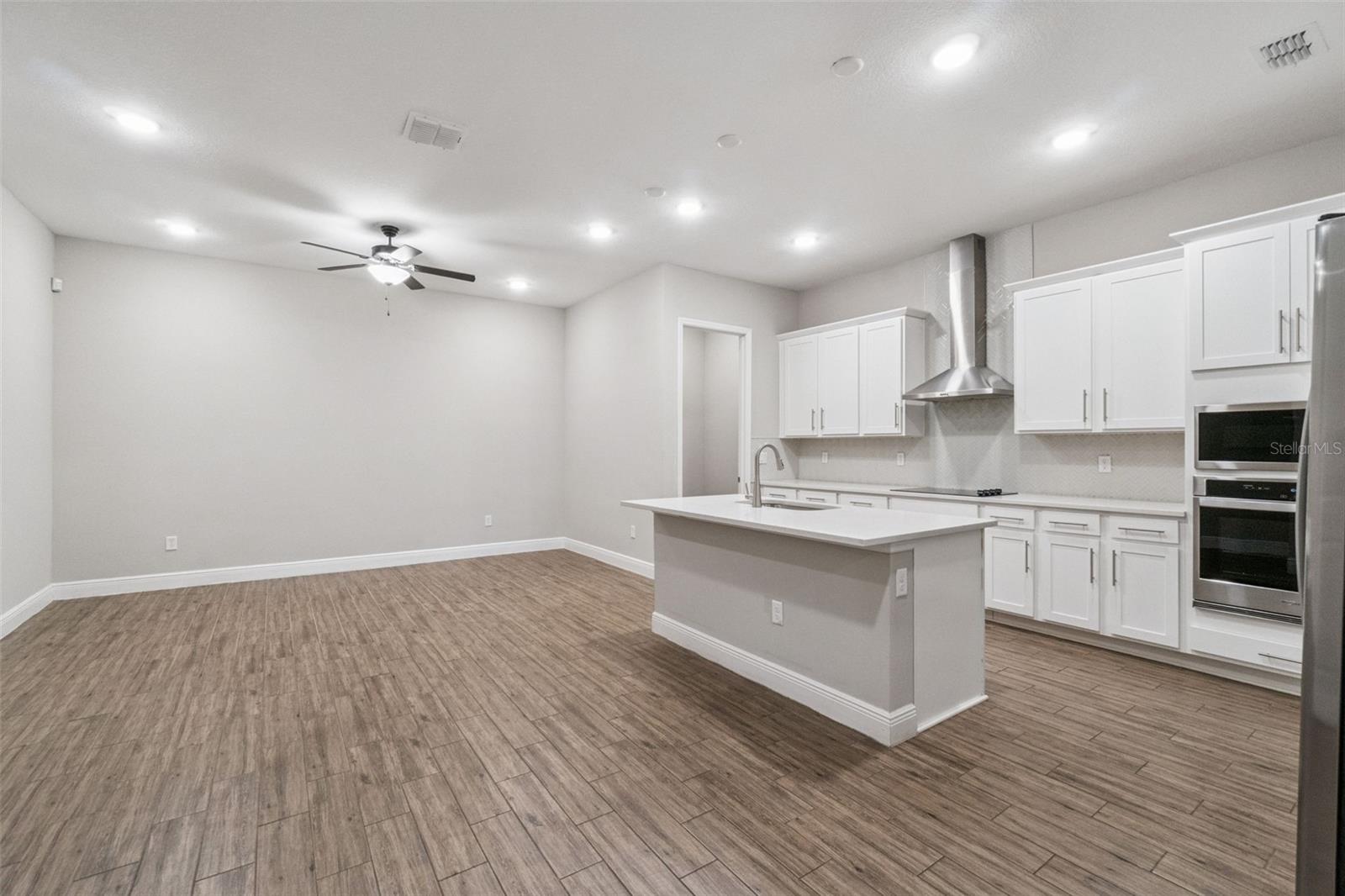 6447 Cyrils Dr Property Photo 3