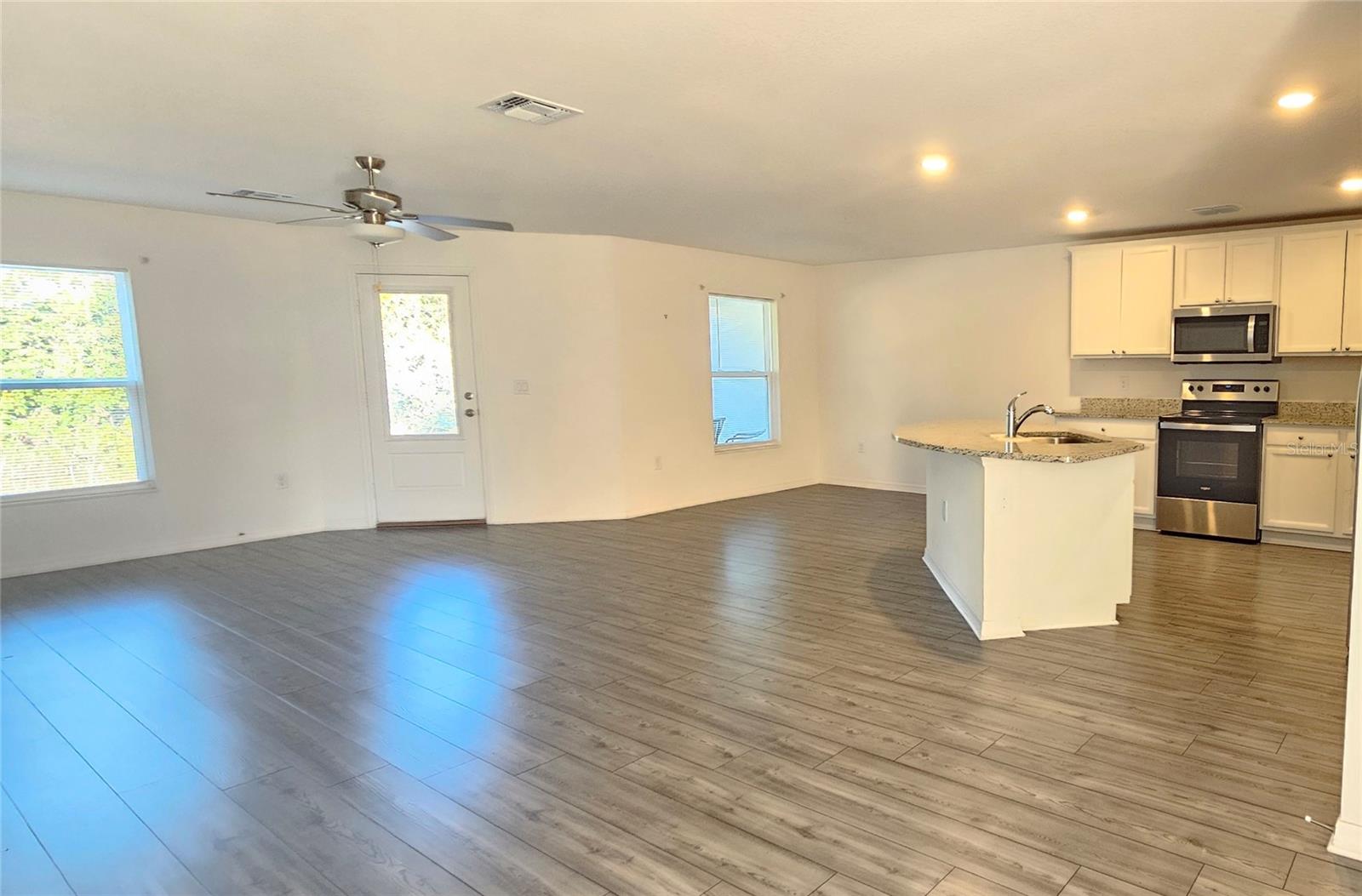 667 Bay Leaf Dr Property Photo 3